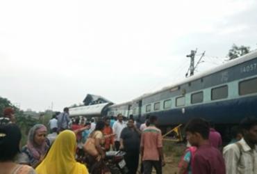 В Индии поезд сошел с рельсов: 20 погибших